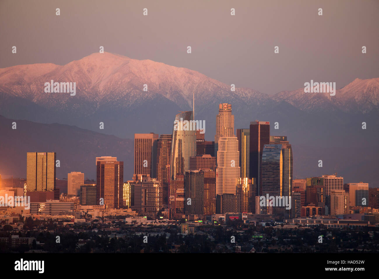 Los Angeles Skyline, 27 novembre 2016, visto da Baldwin Hills. La pioggia nella prima giornata a sinistra l'aria abbastanza pulita per questo meraviglioso tramonto. Foto Stock