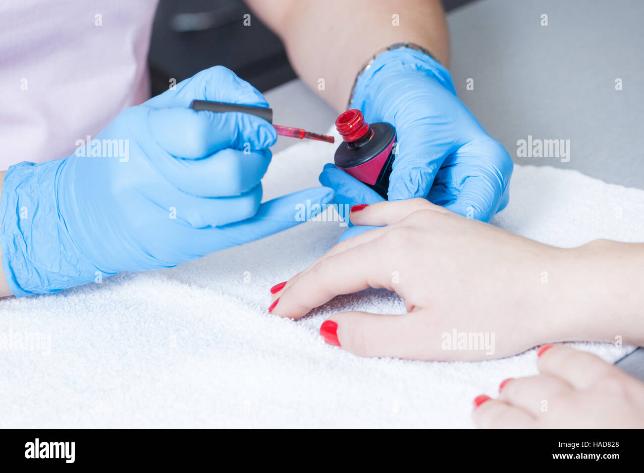 Styling colore per unghie smalto per unghie. Manicure colorate, cosmetico di lacca colorata chiodi di verniciatura Foto Stock