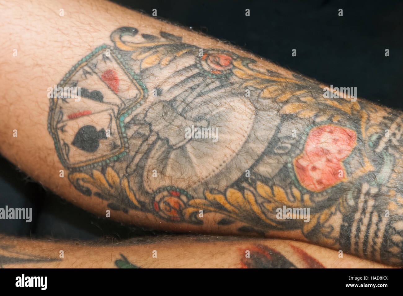 Inghilterra, London, London Tattoo Convention, tatuato che mostra il braccio ruota della Roulette Foto Stock