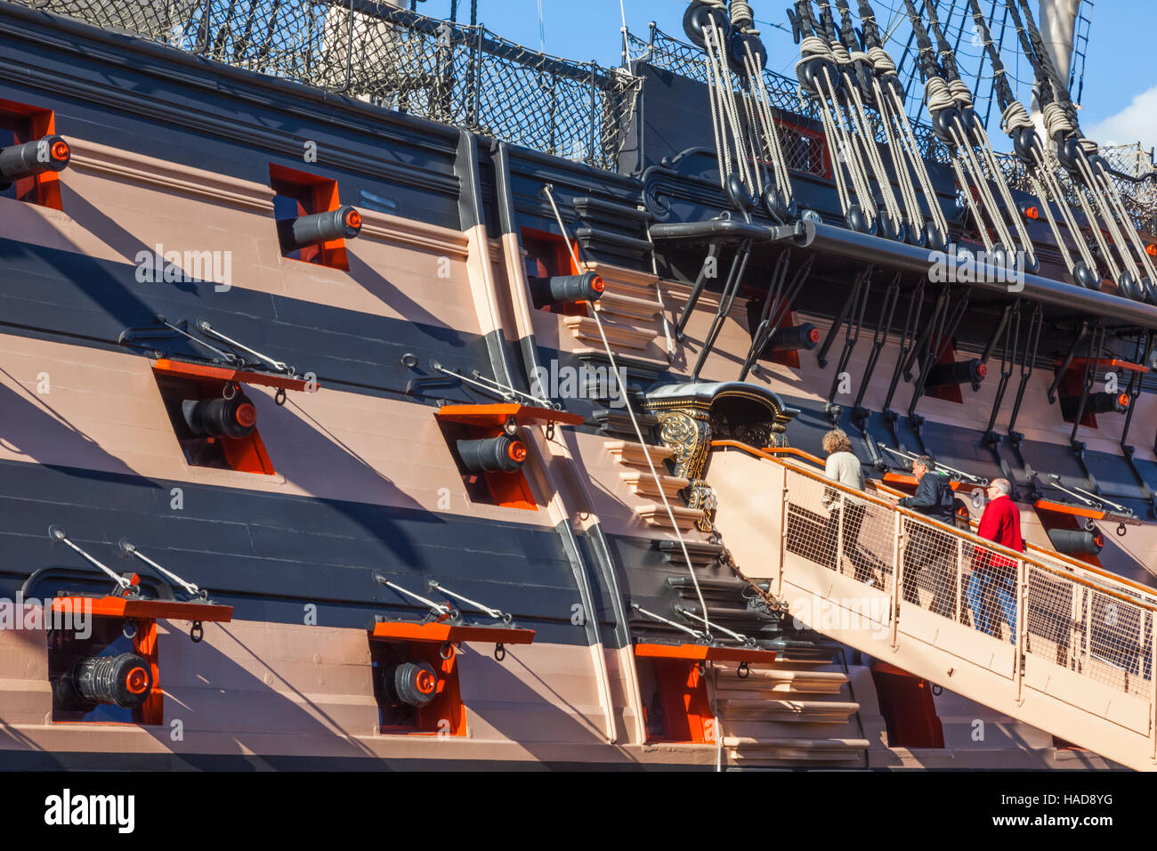 Inghilterra, Hampshire, Portsmouth, Portsmouth Historic Dockyard, turisti imbarco H.M.S. Vittoria Foto Stock