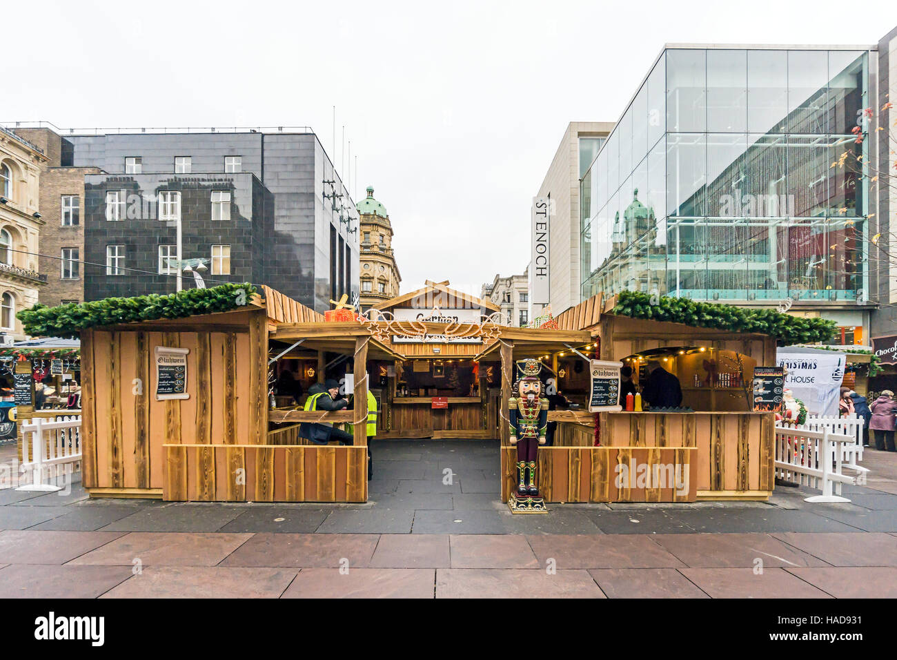 Glasgow mercatini di Natale Dicembre 2016 in St. Enoch Square Glasgow in Scozia con il tedesco Gluh-wein house Foto Stock