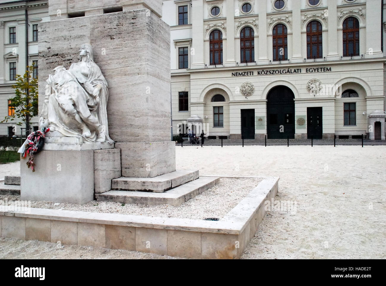 Budapest, Ungheria. Ludovika square. WWI Memorial a Ludovika e l'edificio principale facciata ovest del complesso Ludovika. Ora, Miklos Zrinyi National Defence University (MZNDU) Foto Stock