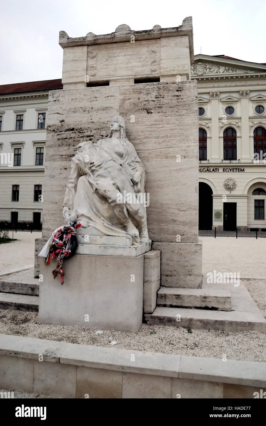 Budapest, Ungheria. Ludovika square. WWI Memorial a Ludovika e l'edificio principale facciata ovest del complesso Ludovika. Ora, Miklos Zrinyi National Defence University (MZNDU) Foto Stock