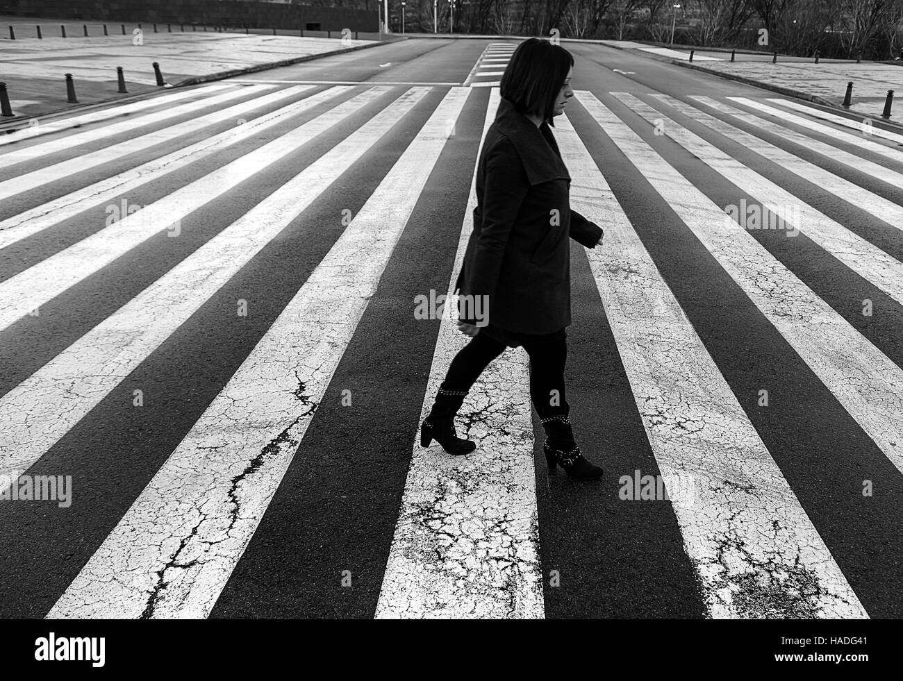 Donna sulle strisce pedonali road, segni Foto Stock