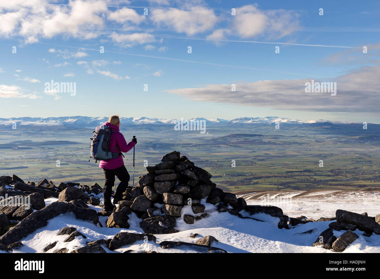 Walker godendo della vista sulla valle dell'Eden verso il Lake District Montagne dalla cima Plateau di Croce cadde Cumbria Foto Stock