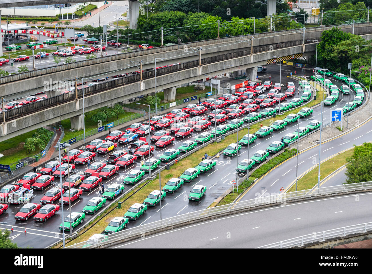 Hong Kong i taxi in attesa fuori dall'aeroporto di Hong Kong Foto Stock