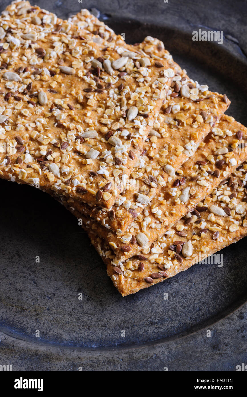 Il farro e muesli tutto pasto crackers o fette biscottate un sano croccante snack organico Foto Stock