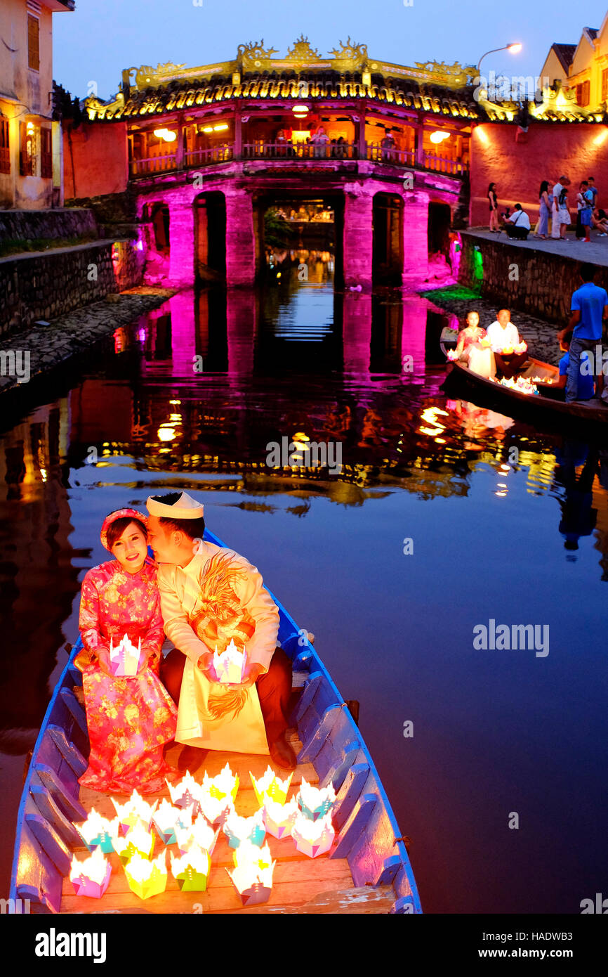 Sposa di fronte al ponte coperto giapponese, Hoi An, Vietnam Foto Stock