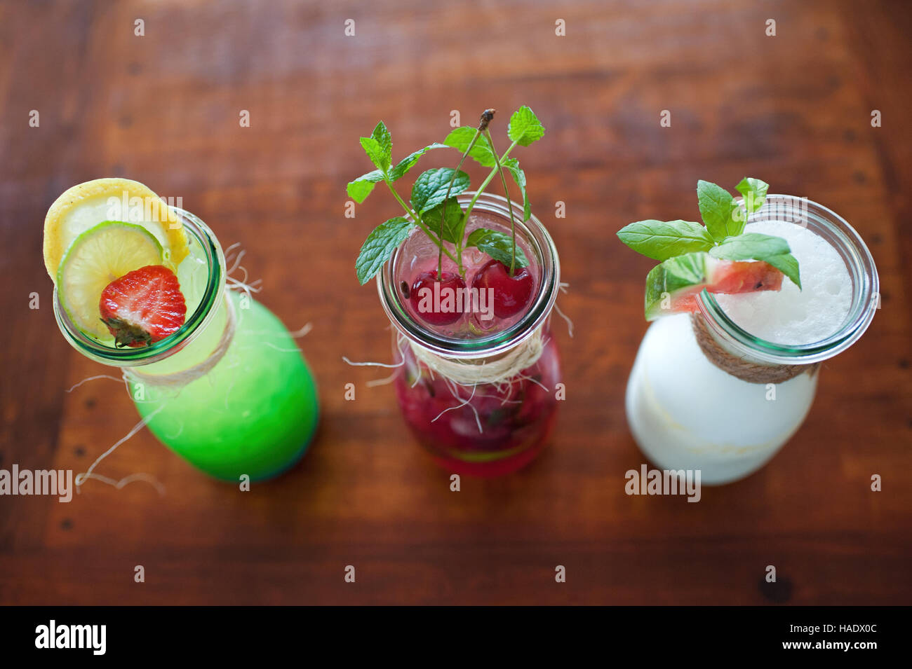 Bevande e bevande colorate sul tavolo. Foto Stock