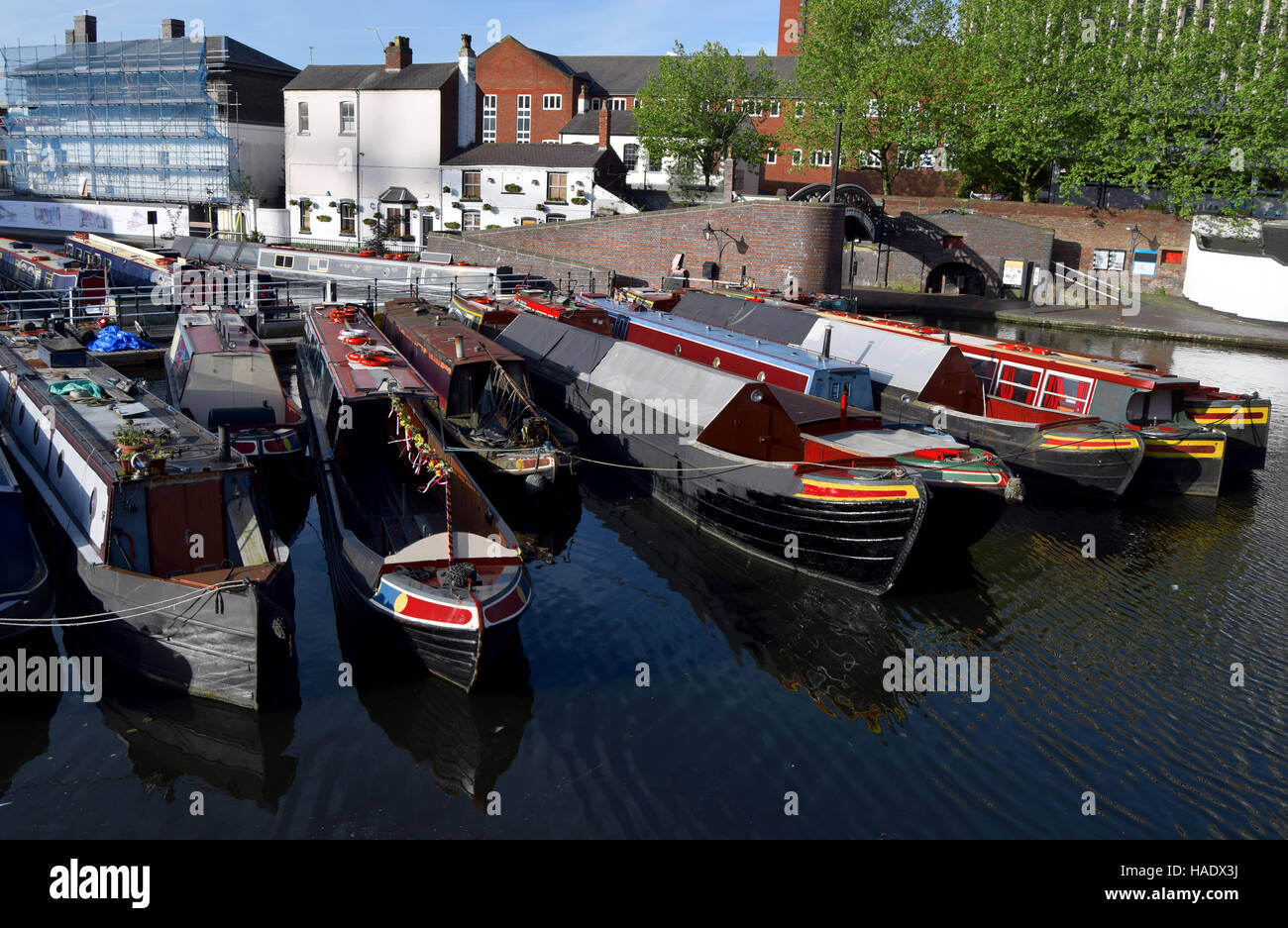 Barche a Birmingham vecchio canale nel centro città.Il primo canale è stato costruito in Birmingham tra 1768 a 1772 . Foto Stock