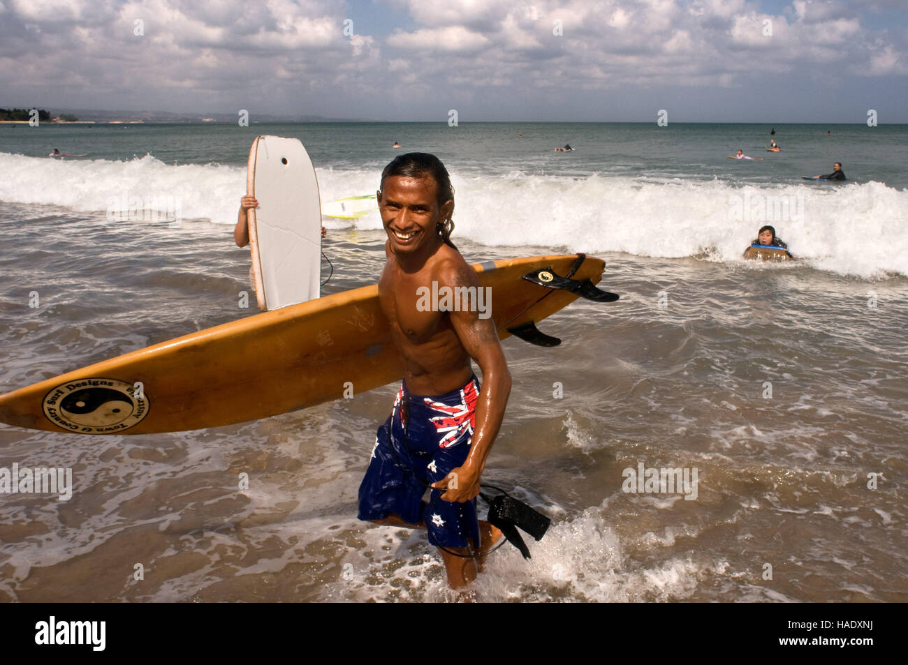 Surfisti sulla spiaggia di Kuta. Lezioni di surf. Bali. Kuta è una città costiera nel sud dell'Isola di Lombok in Indonesia. Il paesaggio è spectacu Foto Stock