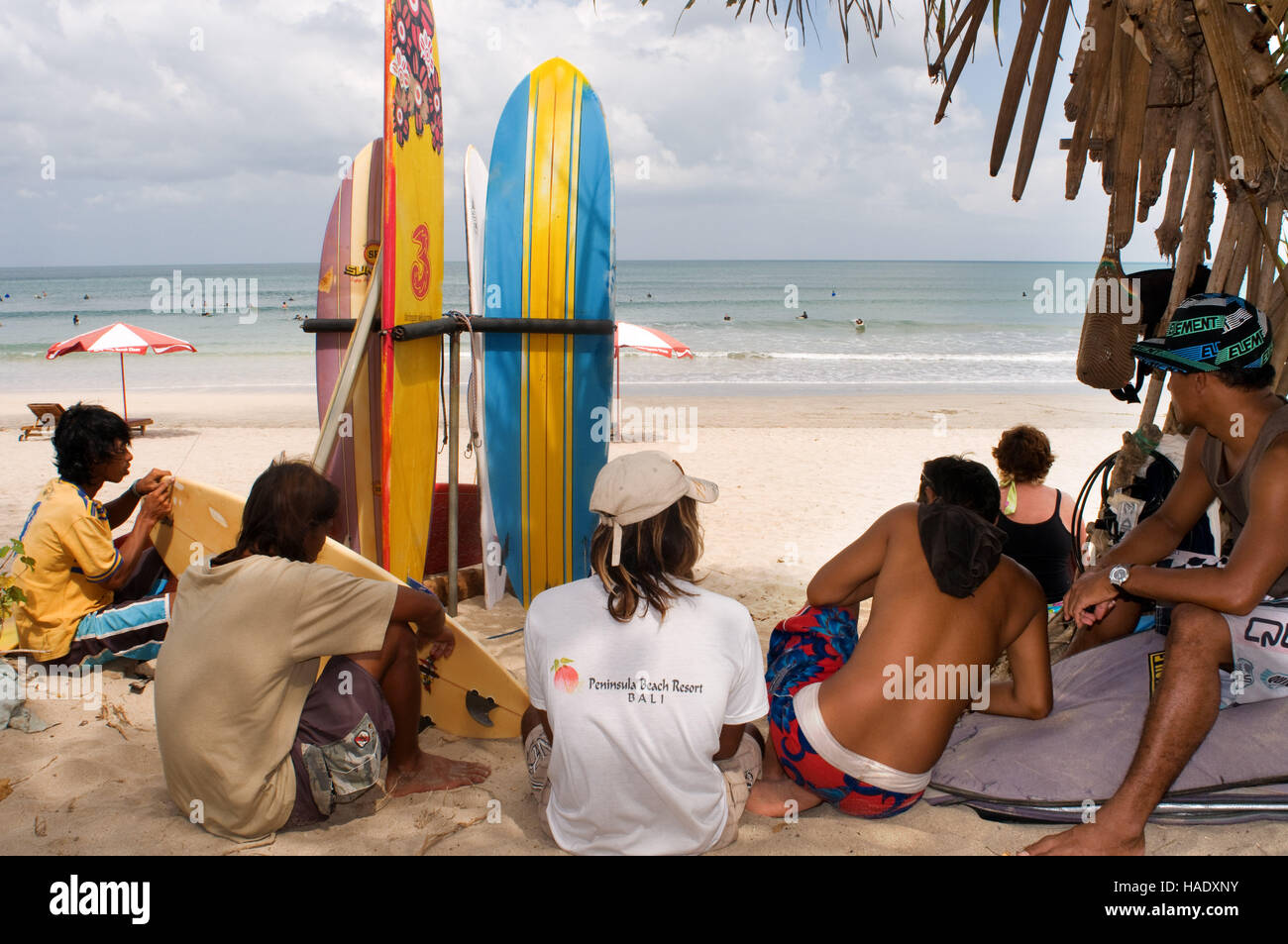 Lezioni di surf sulla spiaggia di Kuta. Lezioni di surf. Bali. Kuta è una città costiera nel sud dell'Isola di Lombok in Indonesia. Il paesaggio è Foto Stock