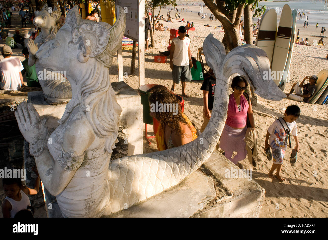 Spiaggia di Kuta. Lezioni di surf. Bali. Kuta è una città costiera nel sud dell'Isola di Lombok in Indonesia. Lo scenario è spettacolare, con scogliera Foto Stock