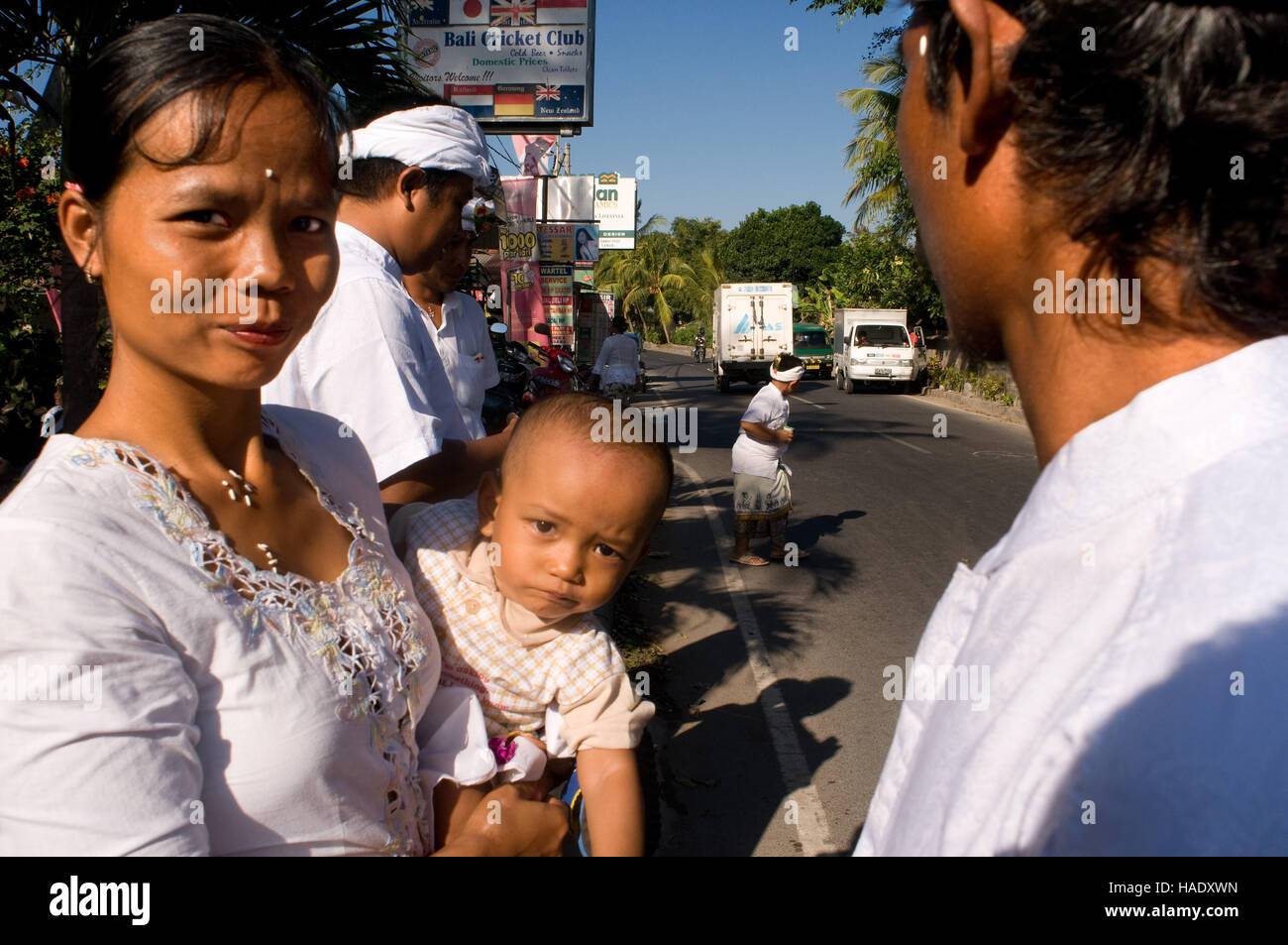 Una famiglia al di fuori di un tempio indù durante una vacanza celebrazione. Bali. Celebrazioni Galungan Bali Indonesia. Kuta è una città costiera nel sud dell'IO Foto Stock