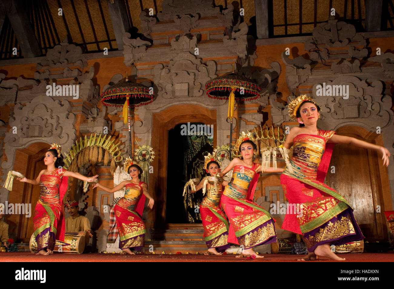 La danza denominato "Danza Legong' presso il palazzo di Ubud. Ubud-Bali. Tradizionale danza balinese in Ubud. Ci sono molti danza Balinese spettacoli da vedere in Foto Stock