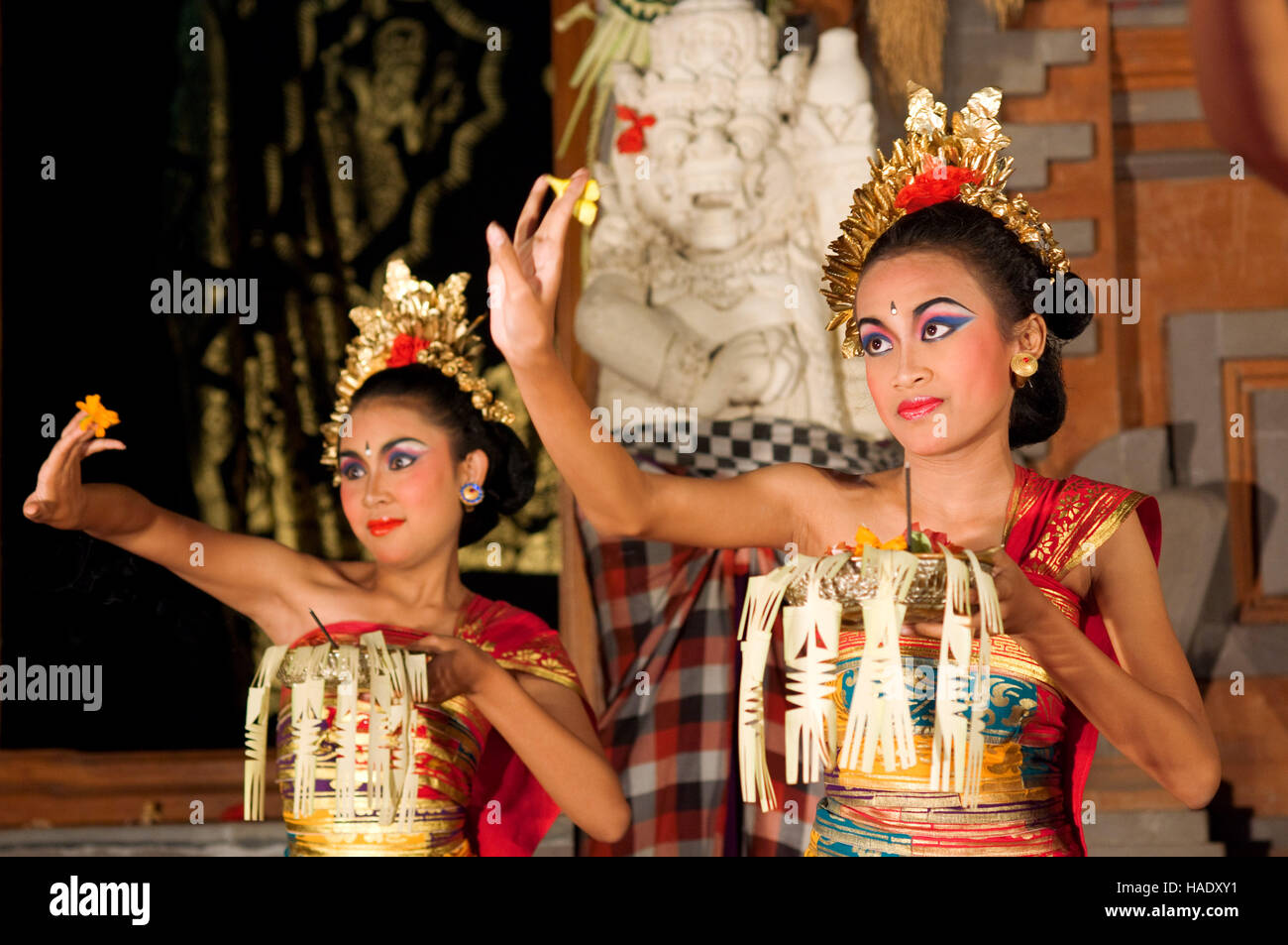 La danza denominato "Danza Legong' presso il palazzo di Ubud. Ubud-Bali. Tradizionale danza balinese in Ubud. Ci sono molti danza Balinese spettacoli da vedere in Foto Stock