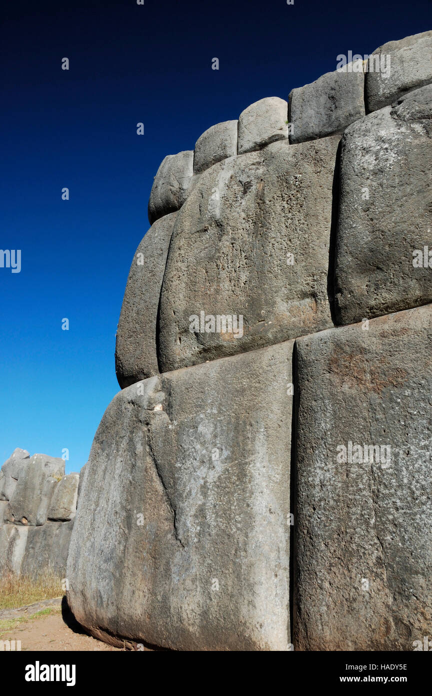 Massiccio muro di pietra a Sacsayhuaman, Cusco, Perù, Sud America Foto Stock