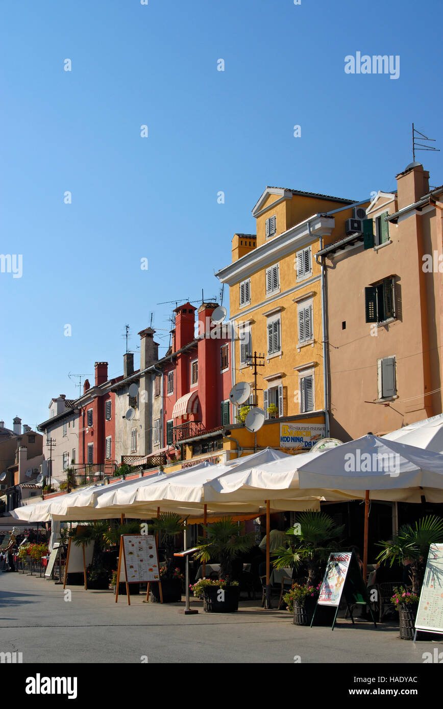 Fila di ristoranti all'aperto, la piazza principale della città di Rovigno, Istria, Croazia, Europa Foto Stock