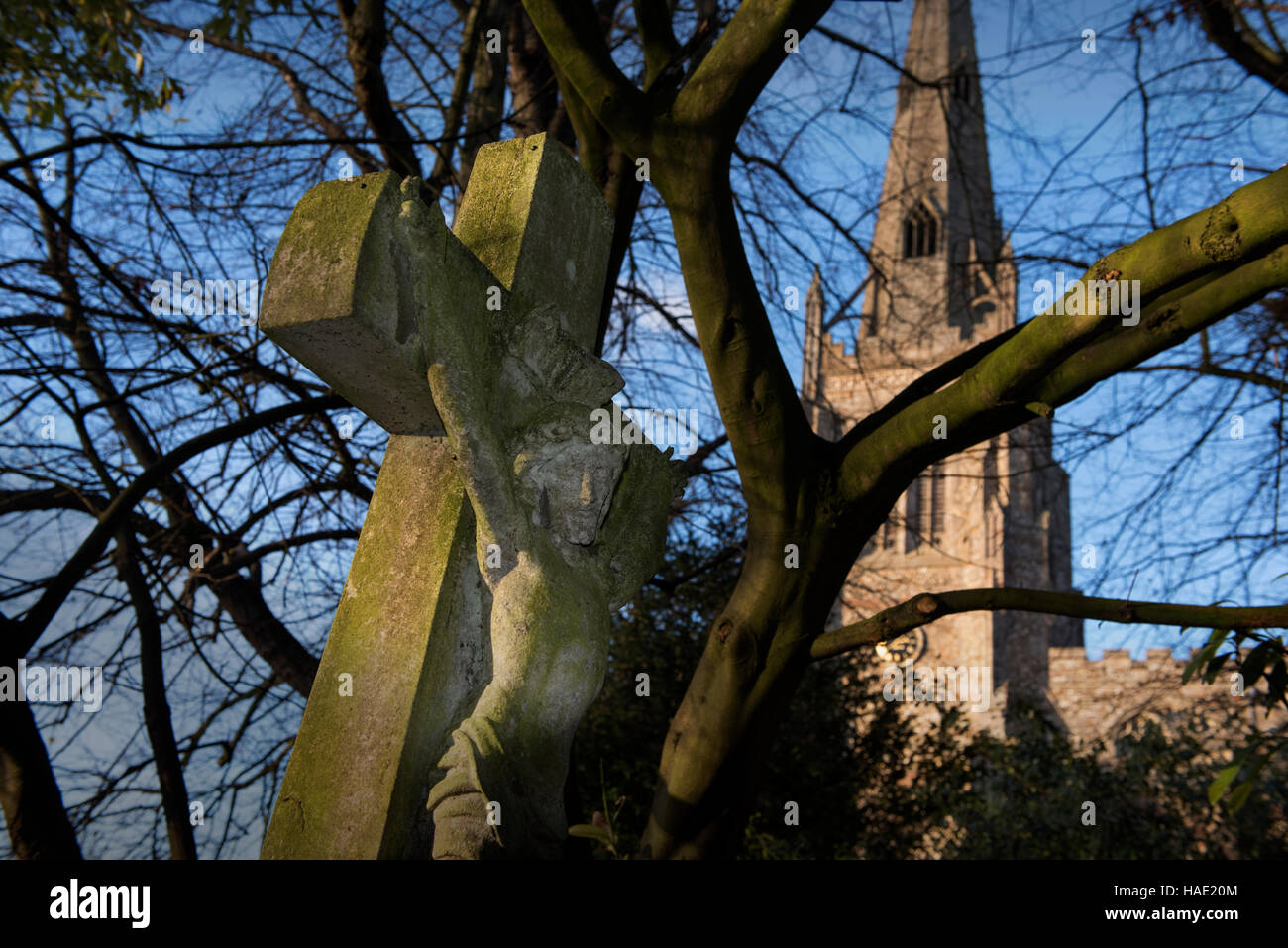 Thaxted Essex, Inghilterra, Regno Unito. Il cimitero vittoriano nei giardini della chiesa. Nov 2016 Foto Stock