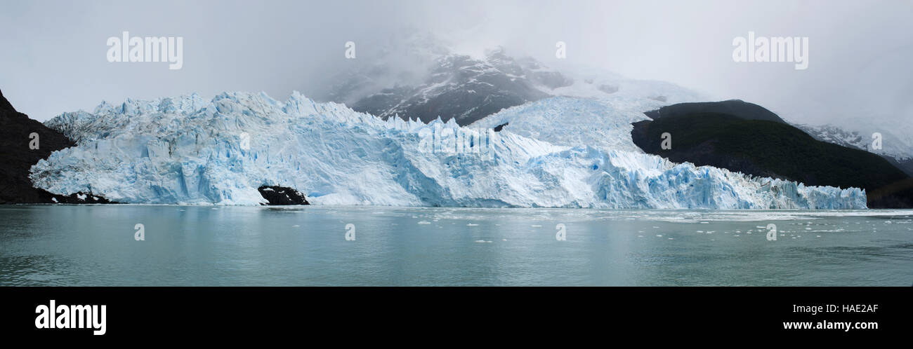 Parco nazionale Los Glaciares, paesaggio blu: fronte del ghiacciaio Spegazzini, formato dalla confluenza di 2 flussi di ghiaccio che scendono dalle Ande Foto Stock