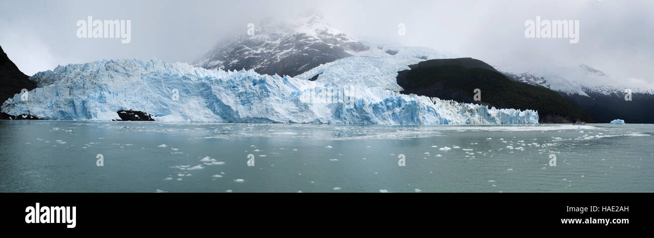 Parco nazionale Los Glaciares, paesaggio blu: fronte del ghiacciaio Spegazzini, formato dalla confluenza di 2 flussi di ghiaccio che scendono dalle Ande Foto Stock