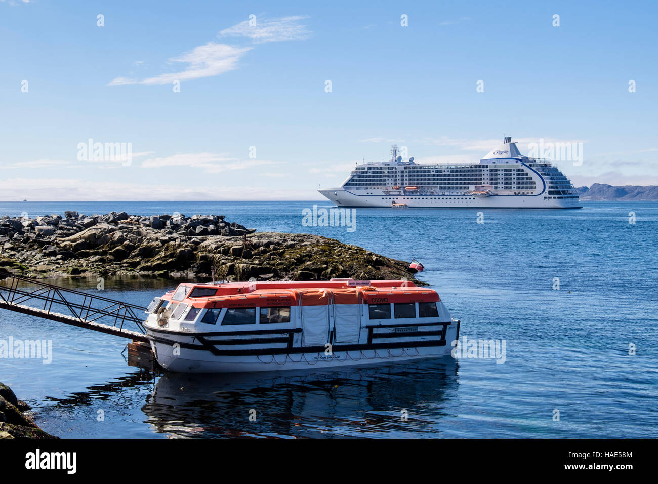 Offerta Barca per il trasporto di passeggeri a terra da ocean nave da crociera Seven Seas Voyager ormeggiati offshore. Nuuk Groenlandia occidentale Foto Stock