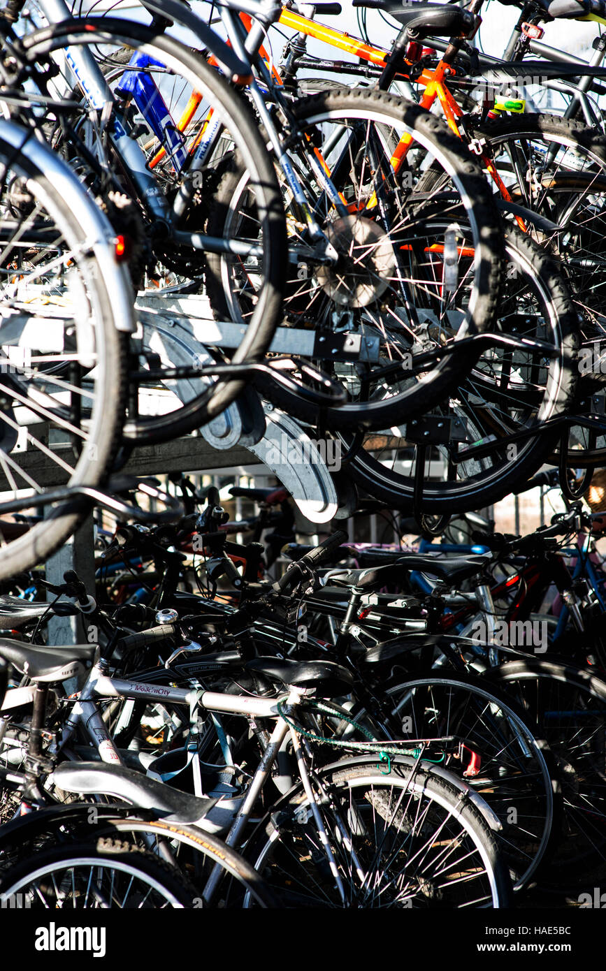 Immagazzinaggio della bicicletta versato in una stazione ferroviaria Foto Stock