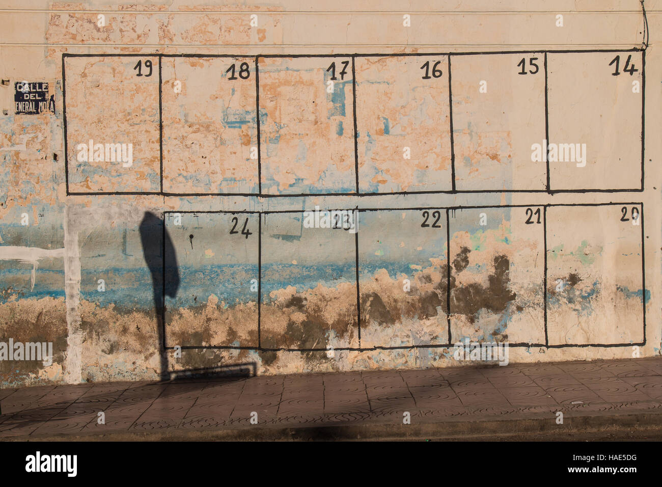 In ogni città in Marocco è dipinta sulla parete un calendario degli eventi, che avverrà nella città. Questo è su un vecchio pelato via parete in un ci Foto Stock