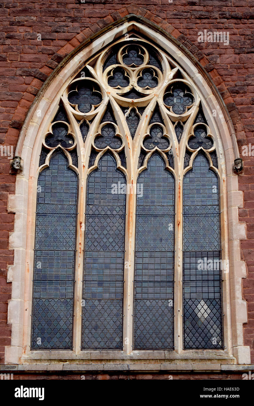 Un bel disegno della finestra della vecchia chiesa da Birmingham Foto Stock