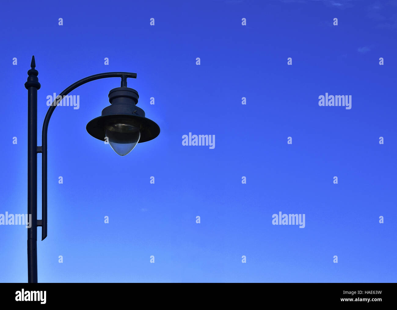 Palo di illuminazione sul cielo blu Foto Stock