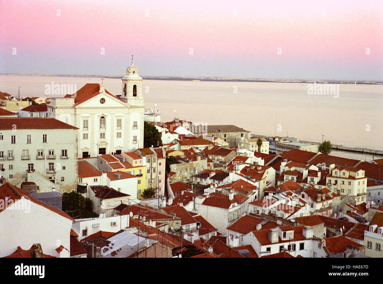 Il Portogallo, Lisbona, Alfama, Chiesa di Santo Estevao,Tago Vista Fiume da Porta do Sol Viewpoint Foto Stock