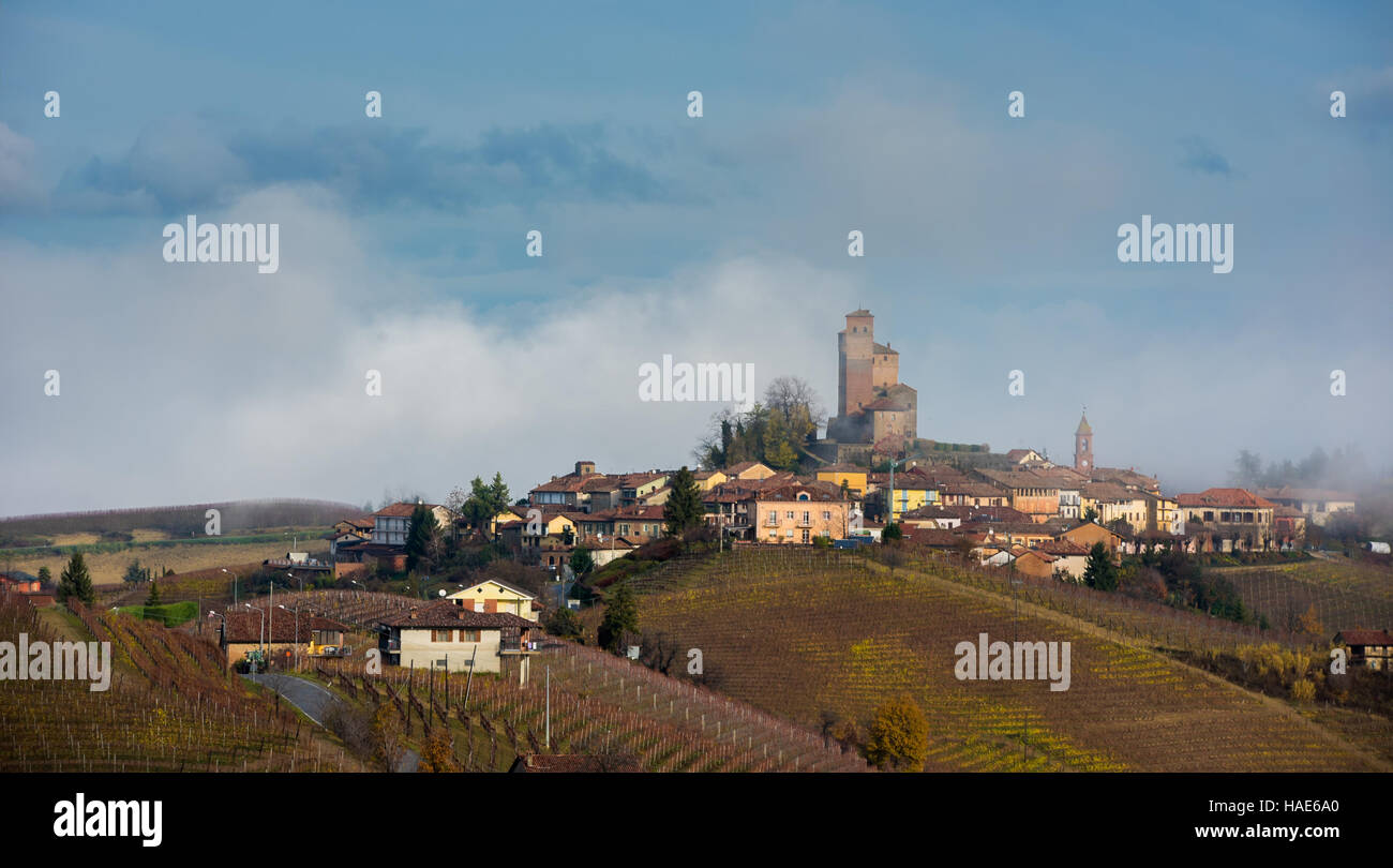 Vista autunnale di Serralunga d'Alba con il castello medievale sulle colline della Langa del Barolo Regione Piemonte, Italia Foto Stock