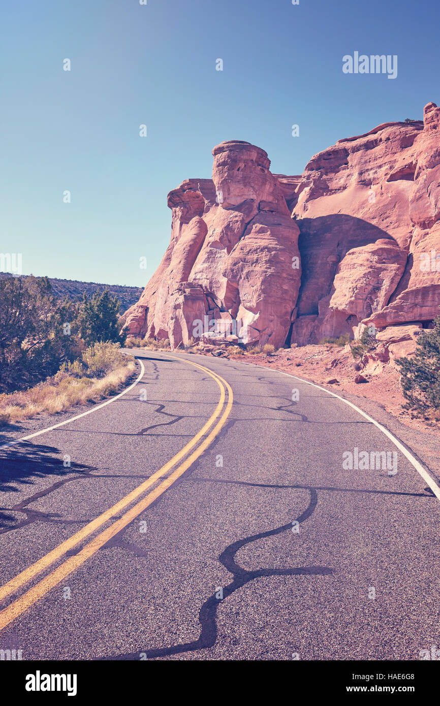 Retrò tonica strada panoramica, il concetto di viaggio sfondo, Colorado National Monument, Colorado, STATI UNITI D'AMERICA Foto Stock