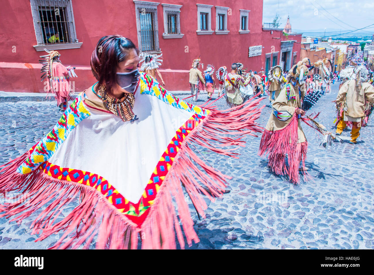 Nativi Americani con il costume tradizionale di partecipare al festival della Valle del Maiz in San Miguel De Allende ,Messico. Foto Stock