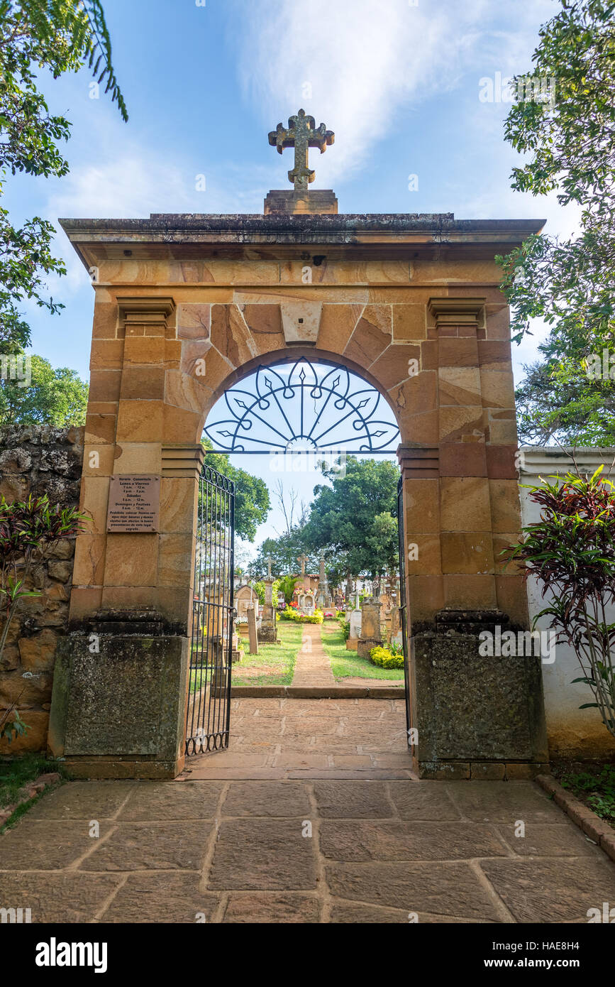 Ingresso del cimitero nella storica città coloniale di Barichara, Colombia Foto Stock