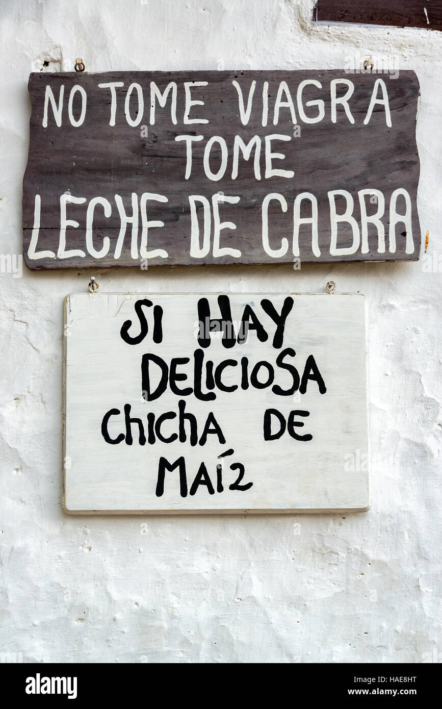Due segni in Guane, Colombia. Uno dice, "Non prendere Viagra, bere latte di capra." L'altro offre un drink chiamato Chicha Foto Stock