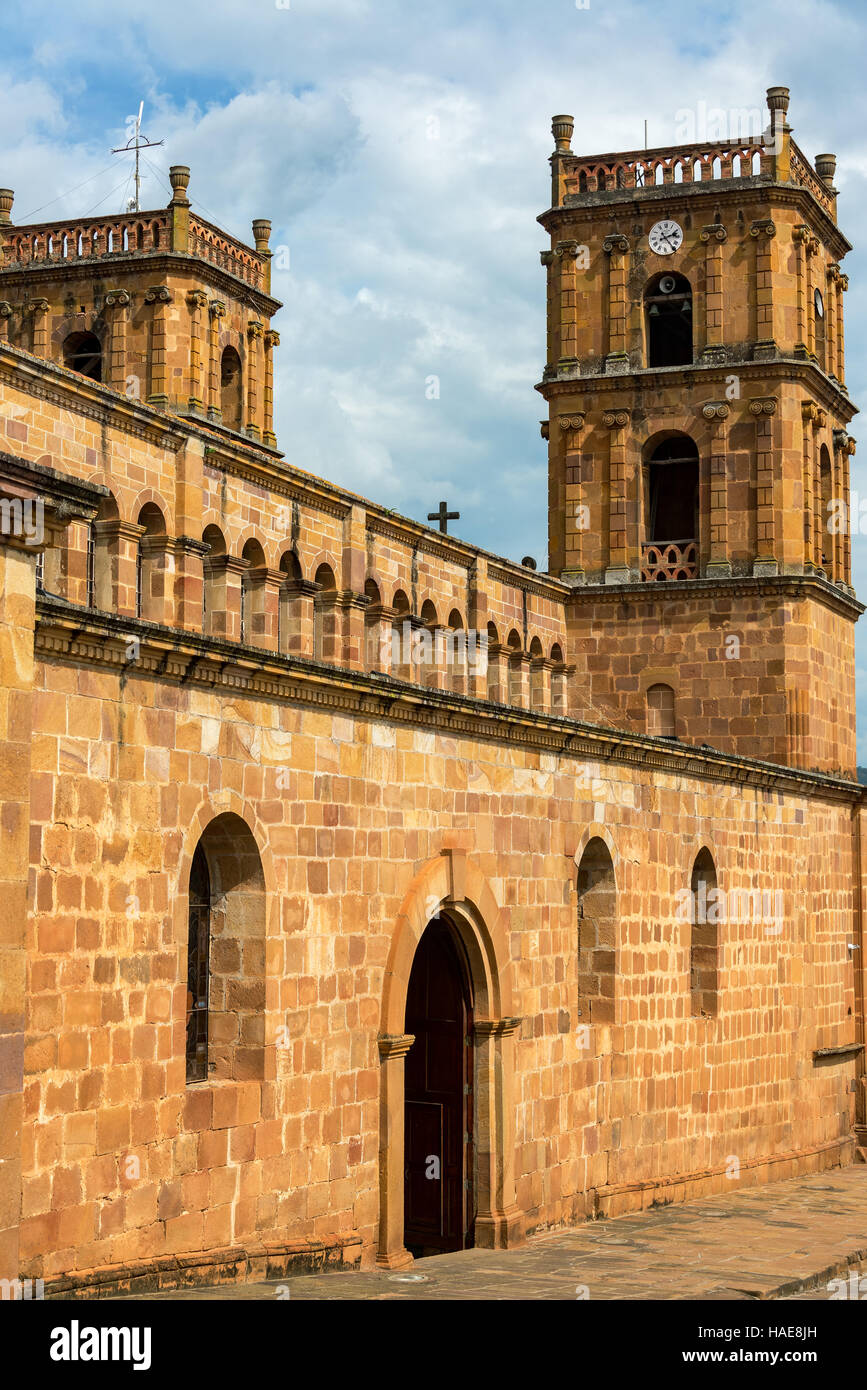 Vista verticale della splendida cattedrale di arenaria in Barichara, Colombia Foto Stock
