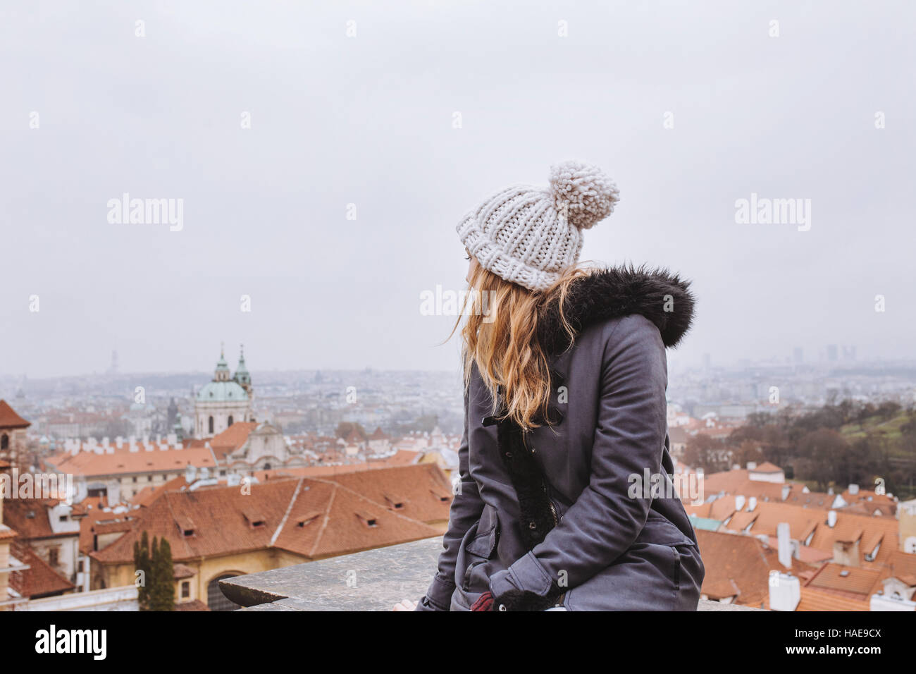 Giovane donna guardando la città da sopra; Praga Foto Stock