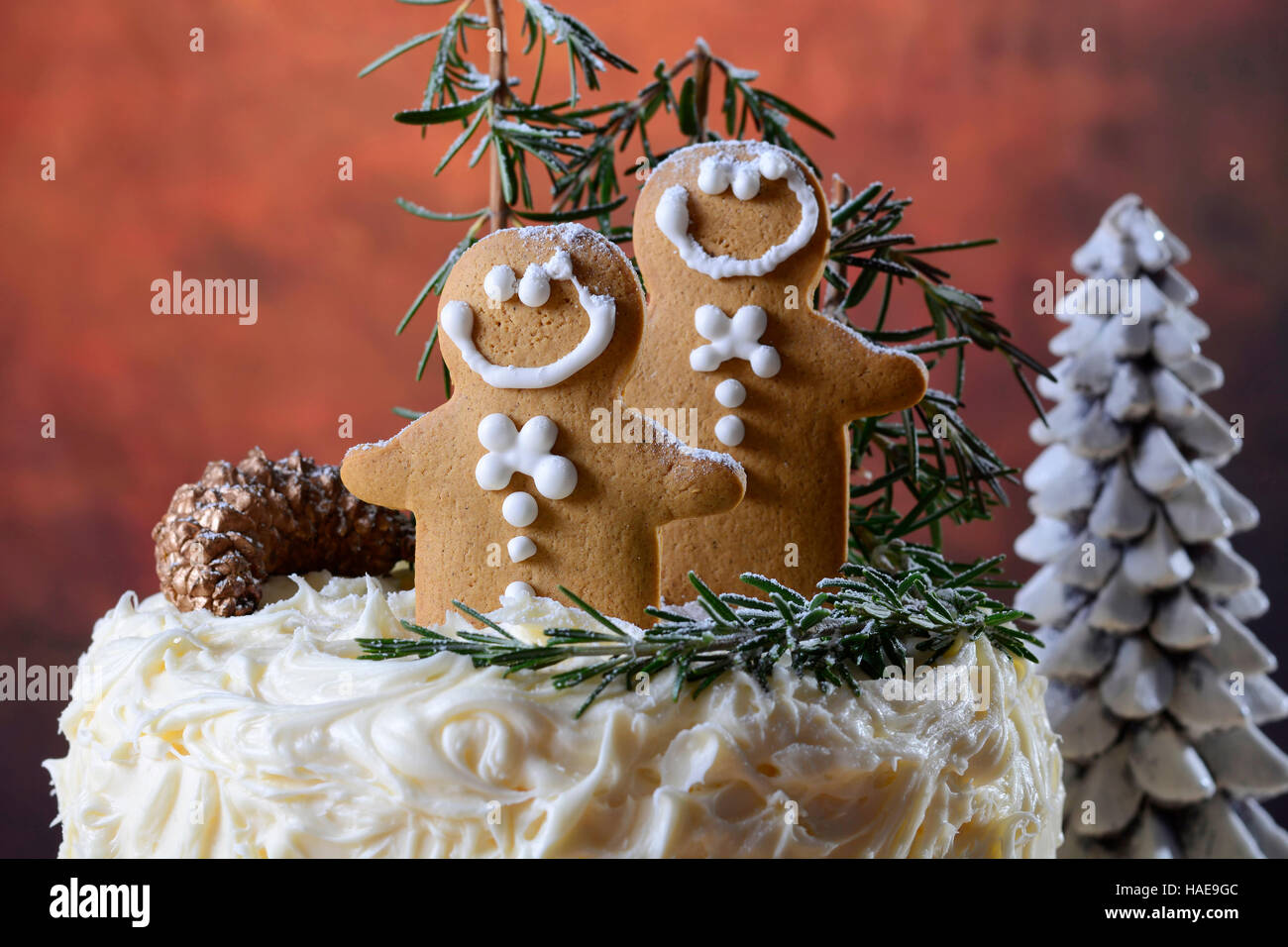 Festa di Natale vacanze impediva di procedere centrotavola bianco torta al cioccolato con pan di zenzero uomini cooklies e il rosmarino e decorazioni di alberi in un moderno rusti Foto Stock