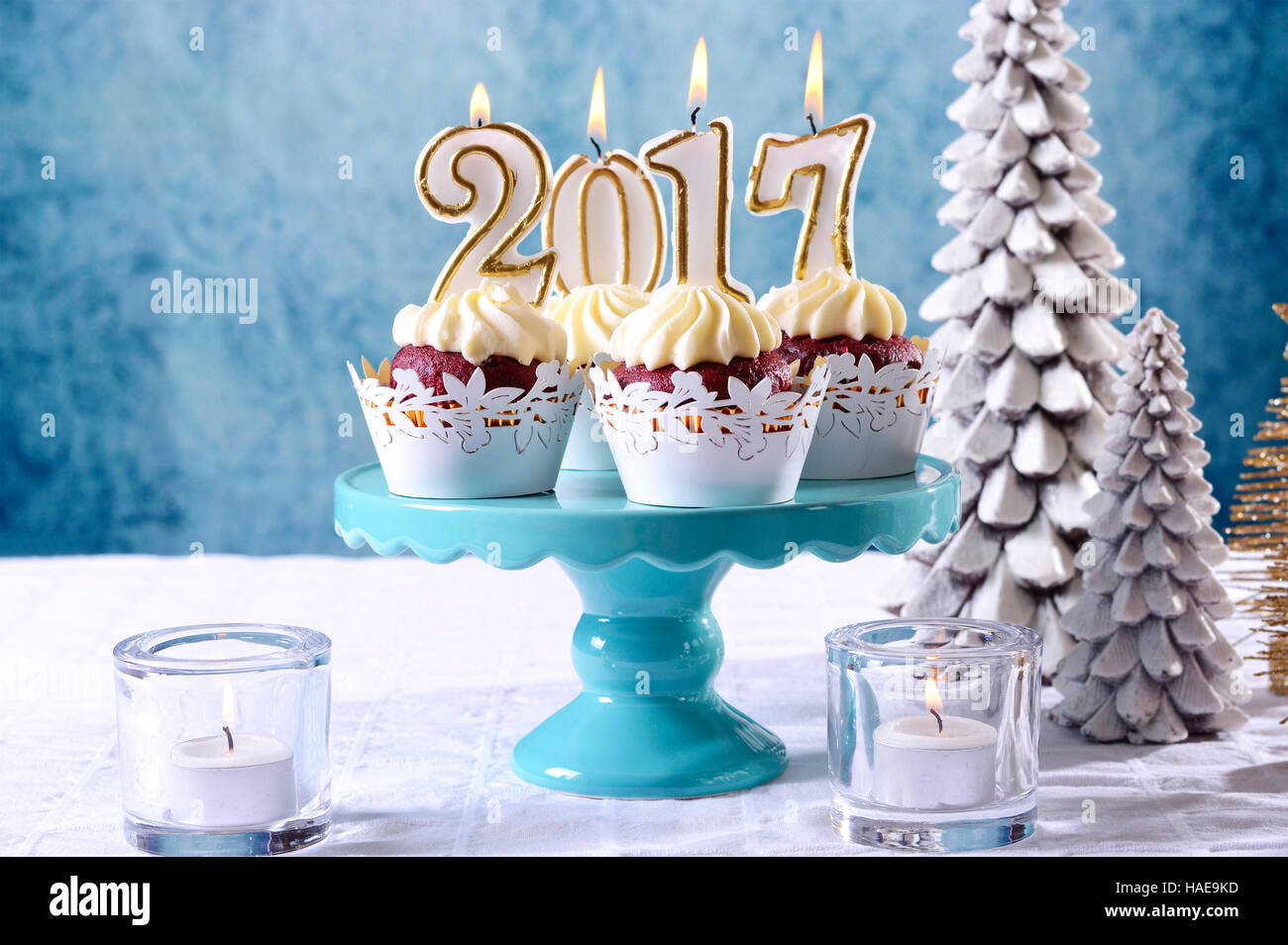Felice Anno Nuovo 2017 tortine su un moderno ed elegante, festosa, blu e oro bianco inverno tema impostazione tabella, con copia spazio. Foto Stock