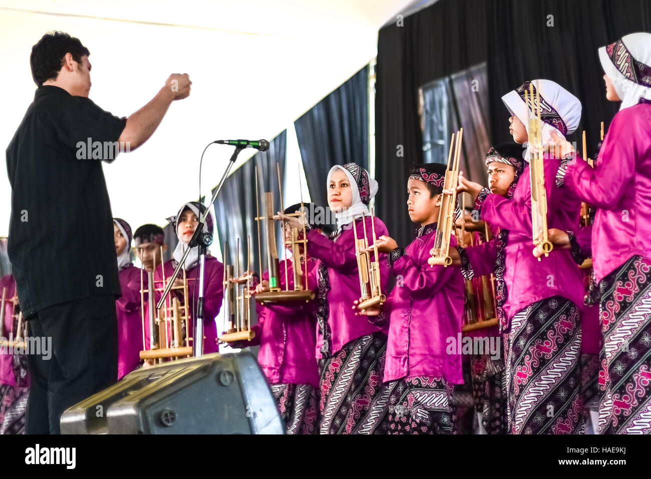 Sundanese bambini musica tradizionale strumenti chiamati angklung nel West Java, Indonesia. Foto Stock