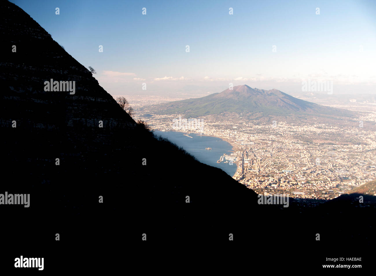 Luce della Sera sul Vesuvio e la Città Metropolitana di Napoli con il fianco del monte Catiello in primo piano Foto Stock