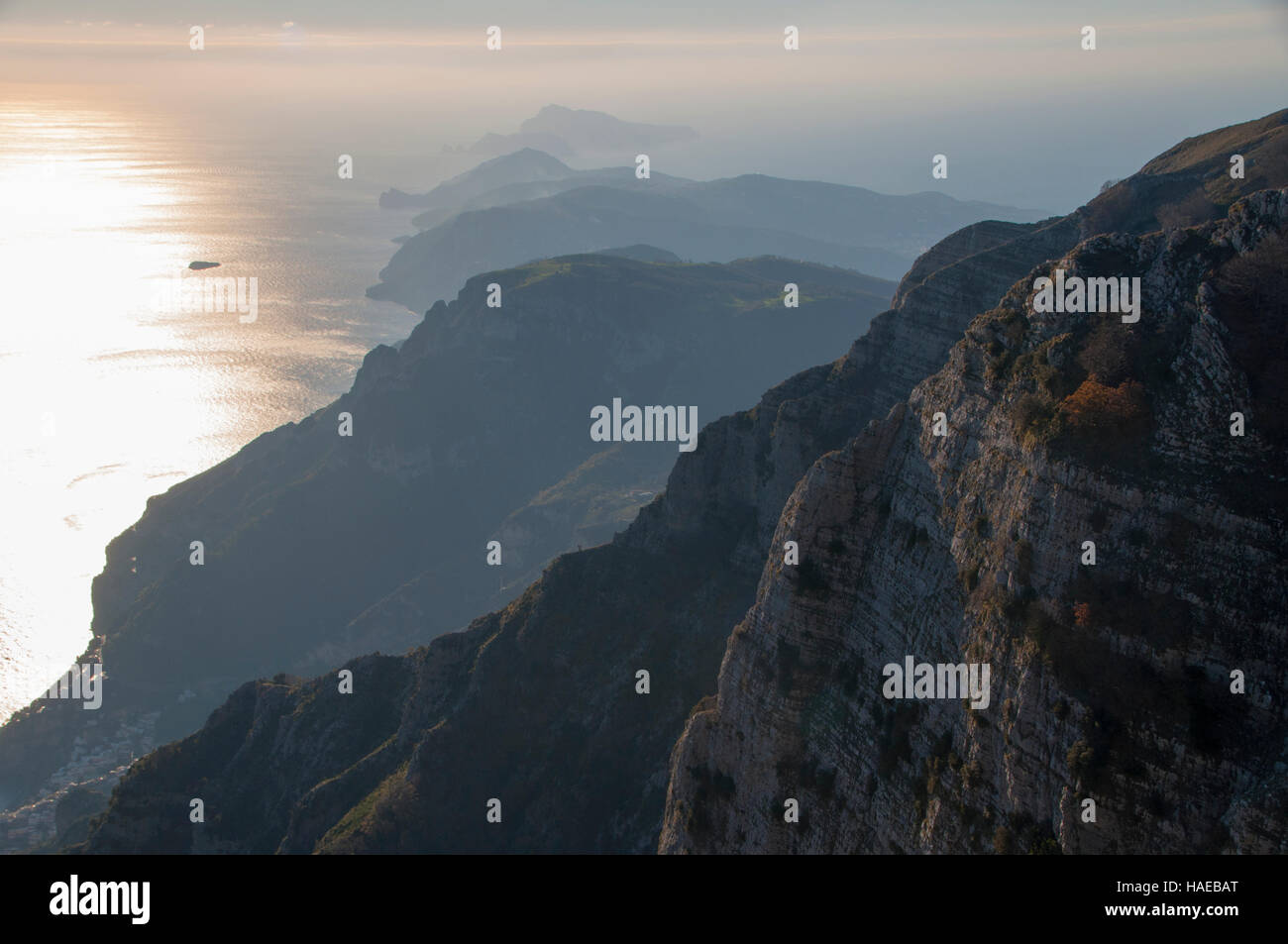 Tramonto lungo la Costiera Amalfitana e la Penisola Sorrentina, Campania, Italia Foto Stock