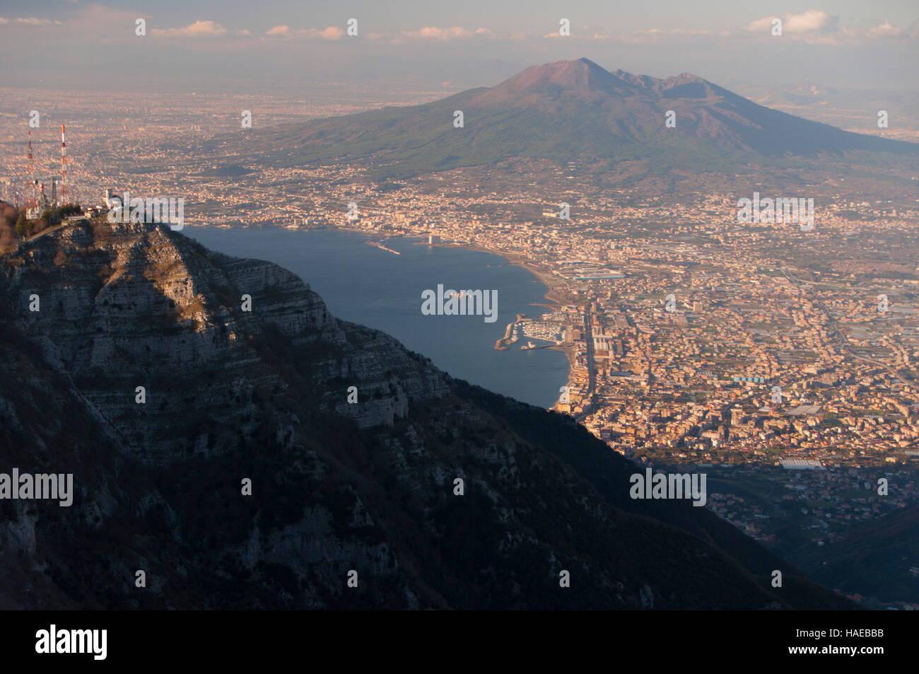 Luce della sera sul Vesuvio e la città metropolitana di Napoli con il fianco del monte catiello in primo piano Foto Stock