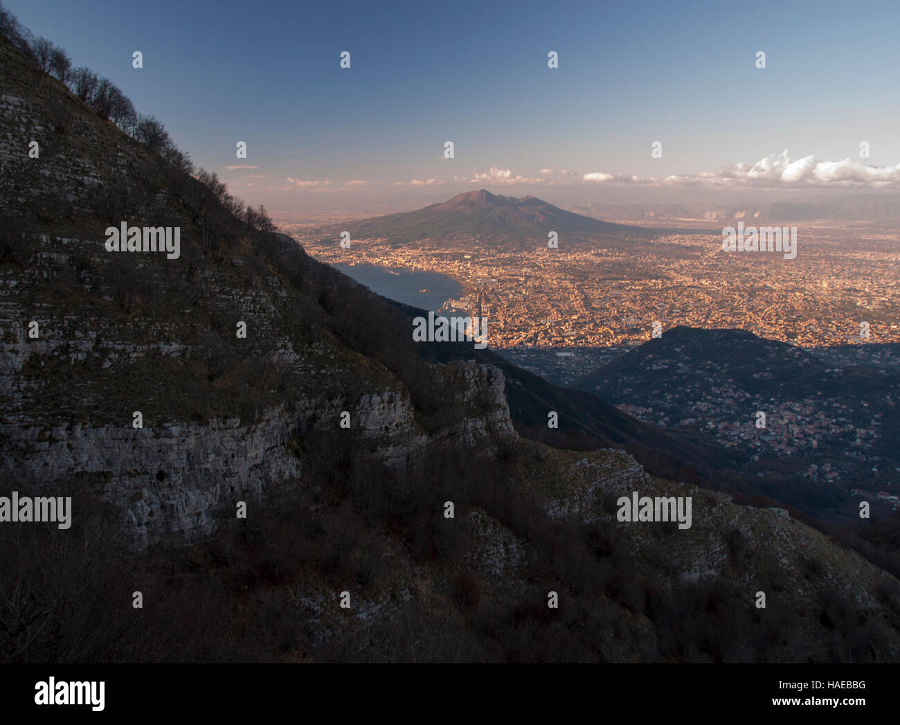 Luce della Sera sul Vesuvio e la Città Metropolitana di Napoli con il fianco del monte Catiello in primo piano Foto Stock