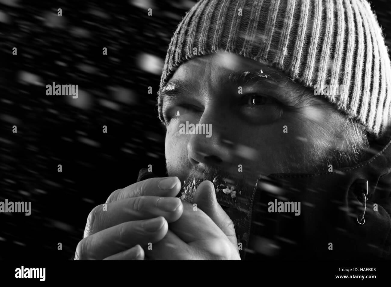 Freddo uomo in piedi in una tempesta di neve blizzard Foto Stock