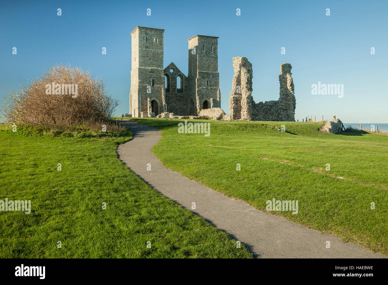 Autunno mattina presso le rovine di Reculver Abbey, Kent, Inghilterra. Foto Stock