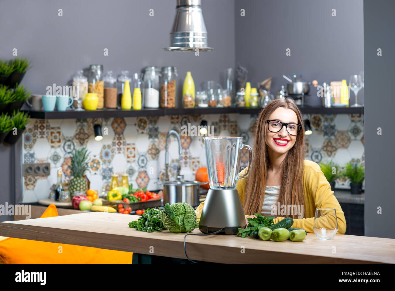 La donna in cucina Foto Stock