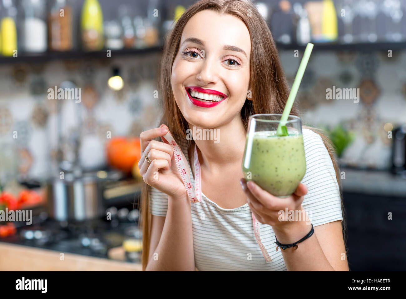 Donna con frullato verde Foto Stock