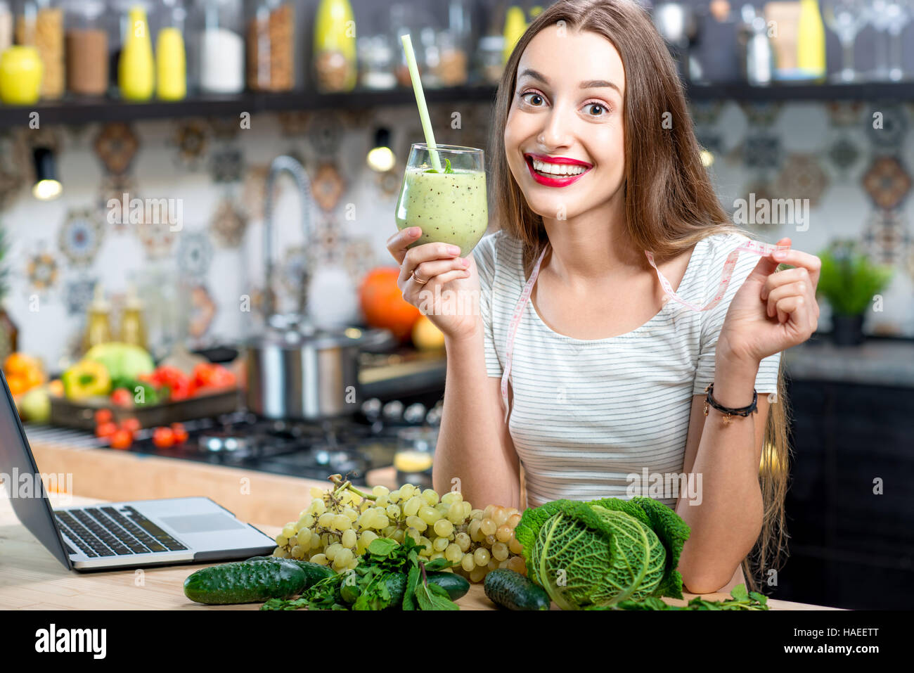 Donna con frullato verde Foto Stock